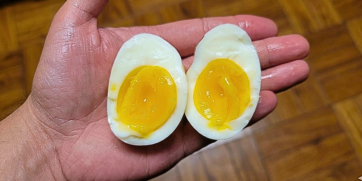 Miski z odżywczym jedzeniem i świeżymi składnikami